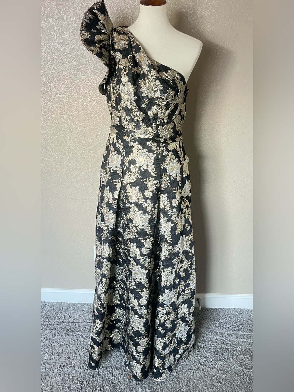 Antonio Melani Amelia Jacquard Asymmetric gown Size 10